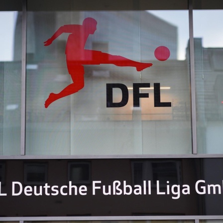 Das Logo der DFL am Eingang der Zentrale in Frankfurt