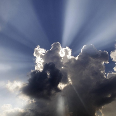 Sonne wird von Wolken verdunkelt