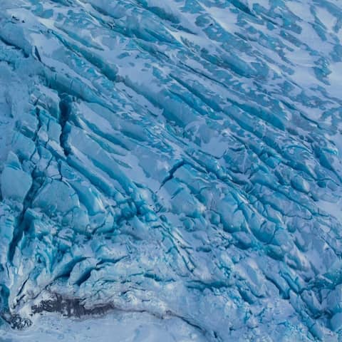 Die Spitze eines Gletschers mit Blauem Eis, aufgenommen am im Kongsfjord bei Ny-Ålesund auf Spitzbergen (Norwegen) vom Flugzeug aus.