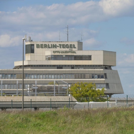 Terminal A des ehemaligen Flughafens Tegel, Reinickendorf, Berlin, Deutschland bei blauem Himmel.