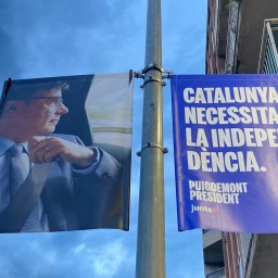 Wahlplakate von Carles Puigdemont, ehemaliger katalanischer Präsident und Kandidat der Junts per Catalunya für die Unabhängigkeit,