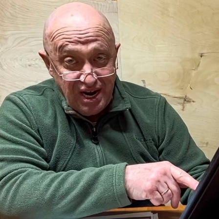 Der Chef der russischen Söldnertruppe Wagner, Jewgeni Prigoschin, ist an einem unbekannten Ort während einer Erklärung per Video mit einem Laptop in der Hand.