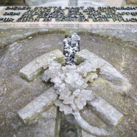 Zwei Schlägel sind in Bergkamen vor einem Denkmal auf einer Betonplatte zu sehen. (Archivbild)
