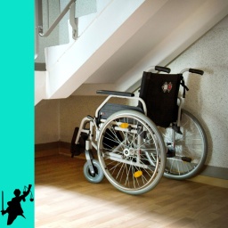 Rollstuhl im Treppenhaus