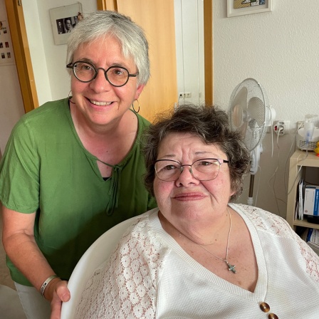 Seniorin mit Besucherin in einem Stuttgarter Wohnheim