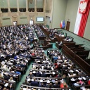 Polnische Abgeordnete nehmen an einer Parlamentsdebatte im Unterhaus teil