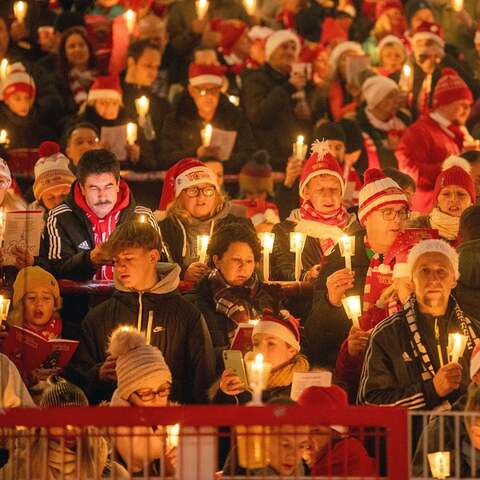 Tausende Menschen nehmen am Weihnachtssingen in der Alten Försterei teil. (Quelle: dpa/Christophe Gateau)