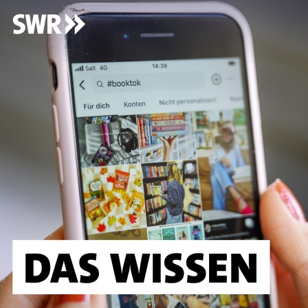 Zwei Hände mir rot lackierten Fingernägeln halten ein Smartphone, auf dem in einer Social-Media-App der Filter #booktook aktiviert ist: Booktoker und Bookfluencer besprechen auf Insta und Tiktok Bücher. Ihre Follower feiern sie dafür wie Popstars. Das bringt Verlagen neue Umsätze und mischt den Literaturbetrieb auf.