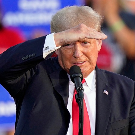 Der ehemalige Präsident Donald Trump blickt auf seine Unterstützer bei einer Kundgebung auf dem Lorain County Fairgrounds in Wellington in den USA.

