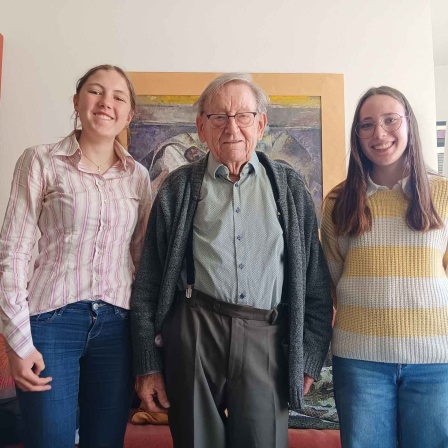 Schülerinnen Livgrete und Leonie treffen Herrn Kischning (Bild: rbb/Schirmer)