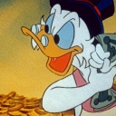Dagobert Duck steht mit einem Bündel Geldscheine in seinem Geldspeicher.