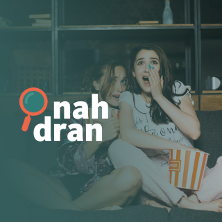Rechts sieht man zwei junge Frauen, die mit Popcorn und geschockten Gesichtsausdrücken auf einem Sofa sitzen, links daneben das nah dran Logo