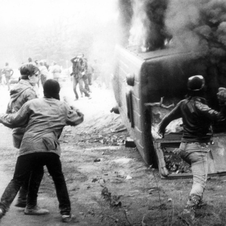 Rund 200 zum Teil vermummte Demonstranten griffen am 20. Mai 1986 in Wackersdorf an einer Zufahrtstraße eine Polizeikontrolle an, warfen diesen Mannschaftswagen um und setzten ihn in Brand.