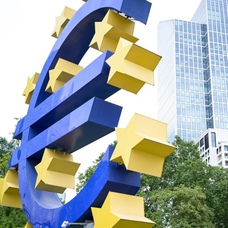 Das blaue Euro-Symbol vor der EZB in Frankfurt. 