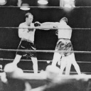 Der US-amerikanische Boxer und Weltmeister im Schwergewicht von 1932 bis 1933 Jack Sharkey (1902 - 1994) bei seinem Sieg nach Punkten über den deutschen Schwergewichtsboxer und zwischen 1930 und 1932 Boxweltmeister im Schwergewicht, Max Schmeling (1905 - 2005)