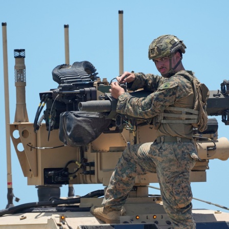 Ein US-Marinesoldat bereitet das U.S. Marine Air Defense Integrated System (MADIS) vor.