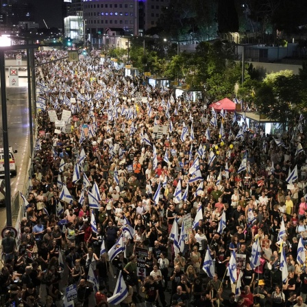 Menschen protestieren in Tel Aviv gegen die Regierung des israelischen Premierministers Netanjahu und fordern die Freilassung von Geiseln, die im Gazastreifen festgehalten werden