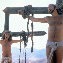 Zwei Männer hängen am Kreuz und unterhalten sich angeregt. Szene aus dem Kultfilm: Das Leben des Brian.  | Bild: picture alliance / Python/AF Archive/Mary Evans | AF Archive
