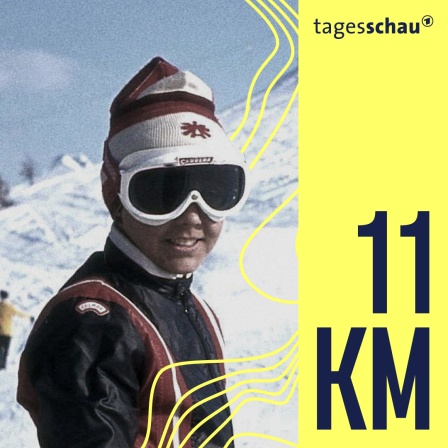 Ein Skifahrer posiert auf einer Piste im Skigebiet Obertauern in Österreich für ein Foto. Im Hintergrund die Piste.