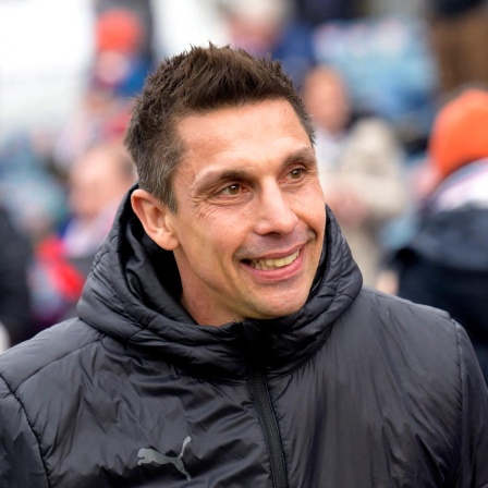 Holstein Kiels Trainer Marcel Rapp betritt das Stadion