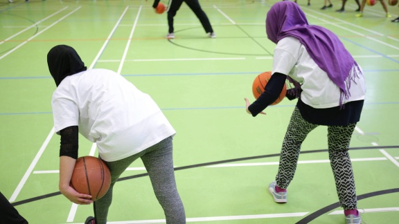 Sportschau - Kopftuch-verbot Für Französische Basketballerinnen