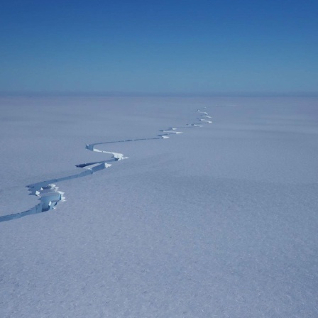 Ein riesiger Riss zieht sich durch das Brunt-Schelfeis in der Antarktis (Bild: picture alliance / Andy Van Kints)