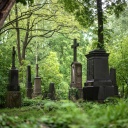 Grabsteine auf einem alten Friedhof in Bayern