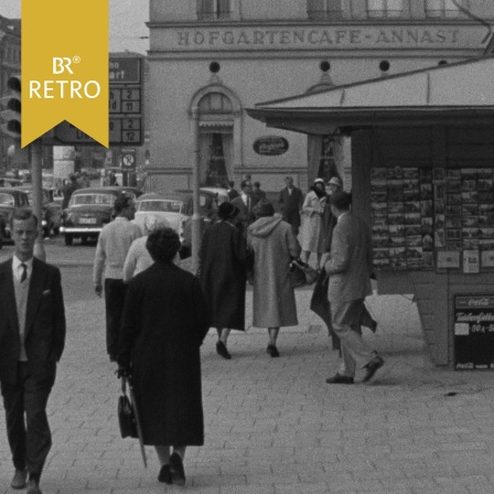 Passanten vor dem Hofgartencafé Annast" am Odeonsplatz in München im Jahr 1959.