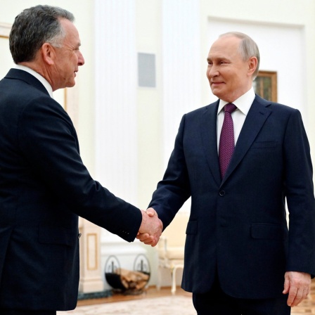 Der russische Präsident Wladimir Putin (rechts) und der Sondergesandte von US-Präsident Trump, Steve Witkoff (links), geben sich die Hand.