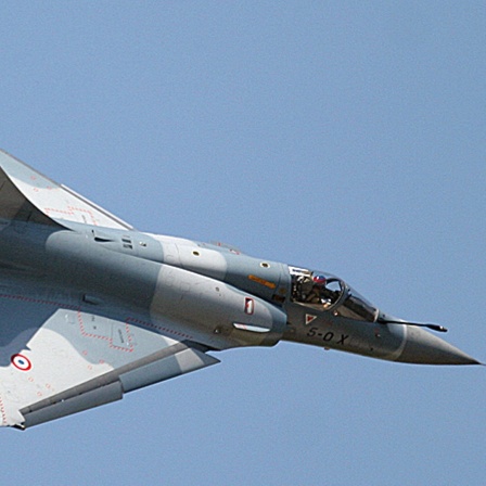 ein französisches Kampfflugzeug Typ "Mirage 2000" am Himmel.
