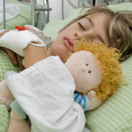 Junge mit Puppe in Kinderklinik