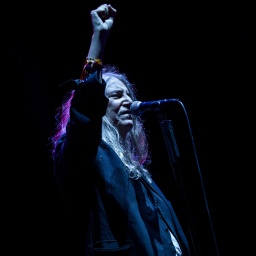 Patti Smith auf der Bühne im Jahr 2019 | Bild: picture alliance / ZUMAPRESS.com | Diogo Baptista