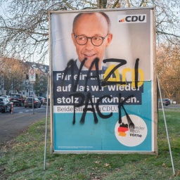 Ein Wahlplakat von Friedrich Merz (CDU) zur Bundestagswahl 2025, beschmiert mit der Aufschrift "Nazi Pack"