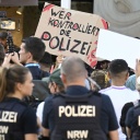 Demonstranten vor der Polizeiwache Nord in Duisburg