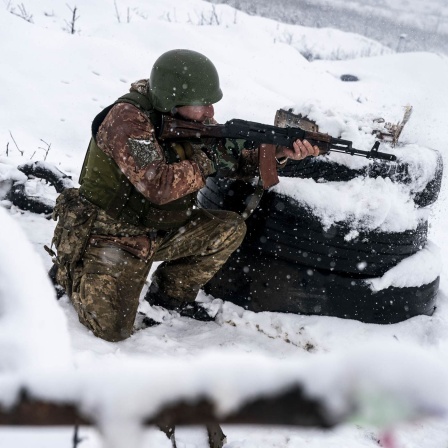 Ein ukrainischer Soldat zielt mit einem Gewehr bei einer Übung.