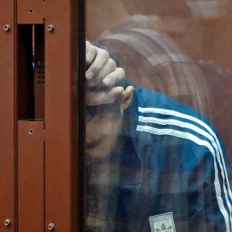 Ein Tatverdächtiger des Terroranschlags auf die Konzerthalle Crocus City Hall in Moskau hält sich in einem Glaskäfig im Bezirksgericht Basmanny auf.