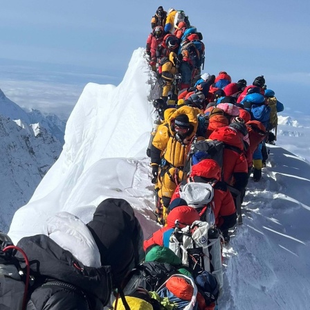 ergsteiger und Bergführer sind zwischen dem Südgipfel und der Hillary-Stufe des Mount Everest gestrandet, nachdem ein Einsturz die mit Seilen befestigte Route beschädigt hat (2024).