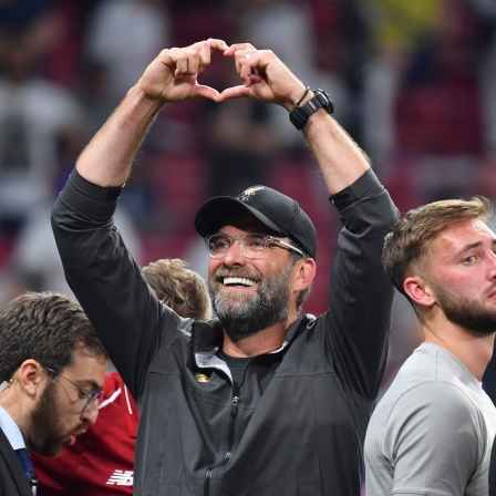 Liverpool-Trainer Jürgen Klopp formt mit seinen Händen ein Herz in Richtung seiner Ehefrau Ulla nach dem seine Mannschaft das Champions League Finale 2019 gewonnen hat (Bild: picture alliance / Sven Simon)