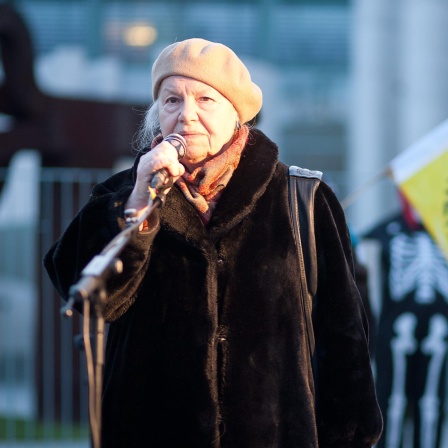 Die Aktivistin Laura von Wimmersperg - Berliner Ikone der Friedensbewegung bei einer Anti-Atomkraftdemo vor dem Kanzleramt