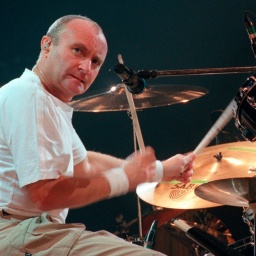 Phil Collins sitzt bei einem Konzert in Frankfurt im Jahr 1997 am Schlagzeug