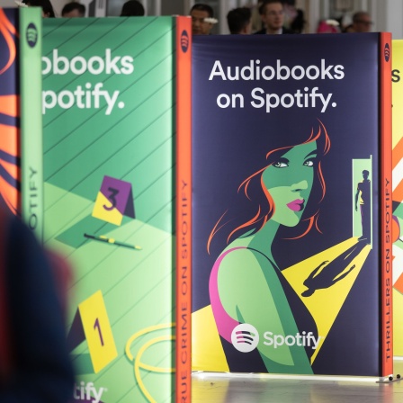 Beleuchtete Werbung für Audiobooks auf Spotify auf der 75. Frankfurter Buchmesse.