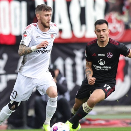 Marcel Hartel vom FC St. Pauli dribbelt mit dem Ball