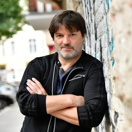 Der Schauspieler Mišel Matičević blickt an der Eisenacher Strasse in Berlin-Schöneberg in die Kamera des Fotografen, 2020.