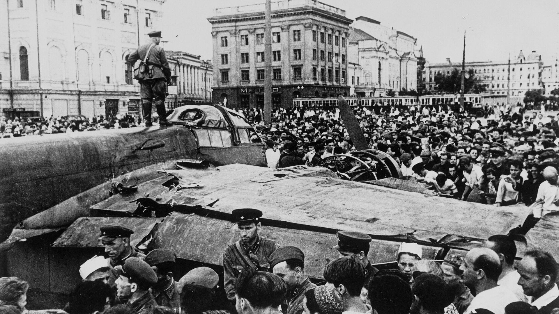 Великая отечественная москва. Бомбардировщик Юнкерс на площади Свердлова 1941. Сбитый самолет в Москве 1941. Иван Шагин фотограф. Сбитый немецкий самолет в Москве 1941.