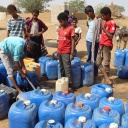 Kinder an Wasserkanistern