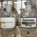 Chemikaliengläser im Chemielabor der stillgelegten Henrichshütte, Hattingen.