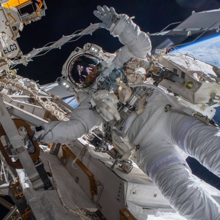Astronaut Matthias Maurer bei seinem Außeneinsatz an der Raumstation ISS im März 2022