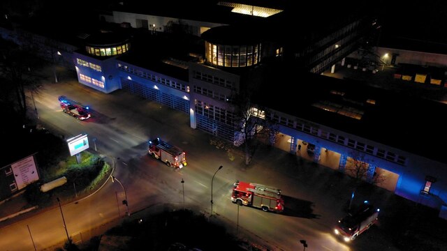 Abfahrt der Feuerwehrfahrzeuge bei Nacht.