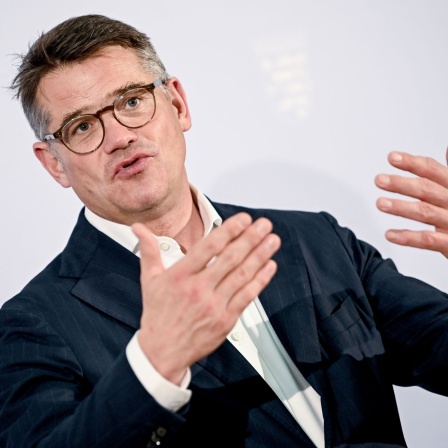 Hessens Regierungschef Boris Rhein (CDU) bei einer Pressekonferenz.
