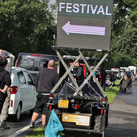 Heavy-Metal-Fans stehen mit ihren Fahrzeugen im Anreisestau zum Open-Air Festival in Wacken (Schleswig-Holstein).